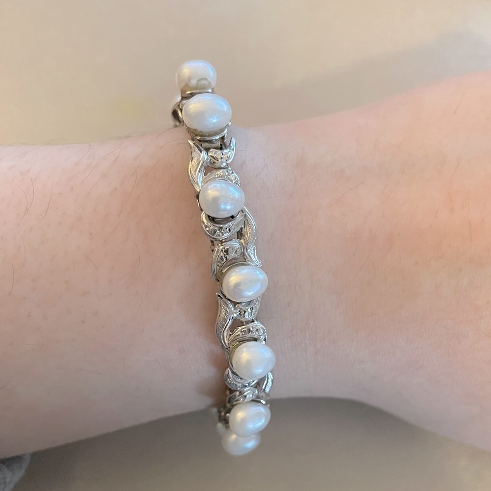 Pearl and Silver Toned Metal Bracelet